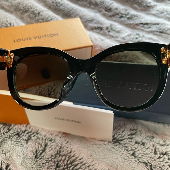 Authentic Louis Vuitton Flower Edge Round Sunglasses - Picture 11 of 14